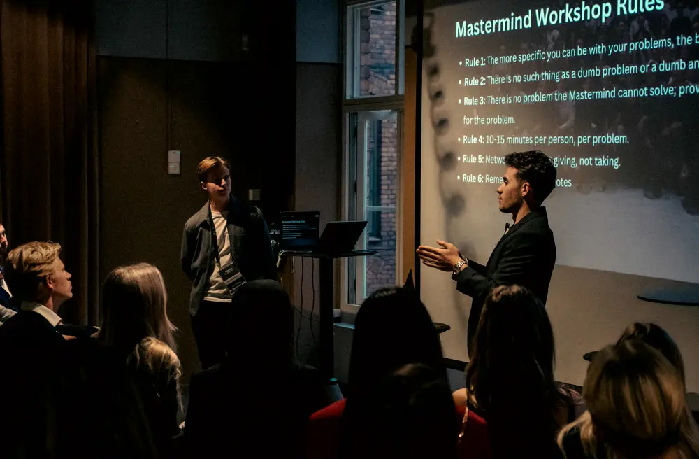Mahsun Avci teaching a room at a workshop